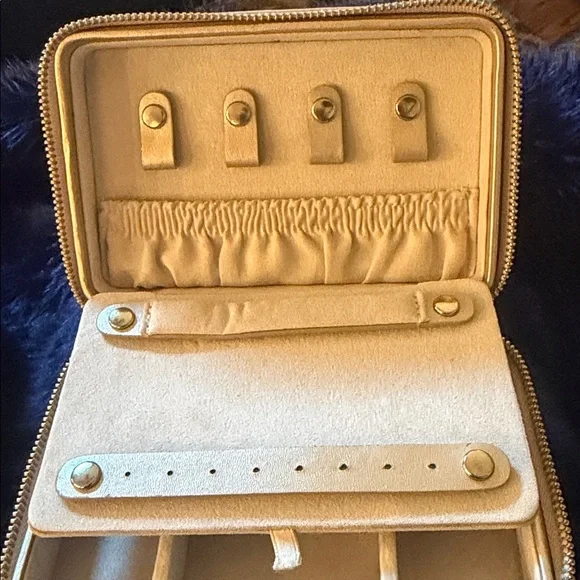 Wolf Palermo luxury leather zip case W/gold zippers displays & organizes jewelry